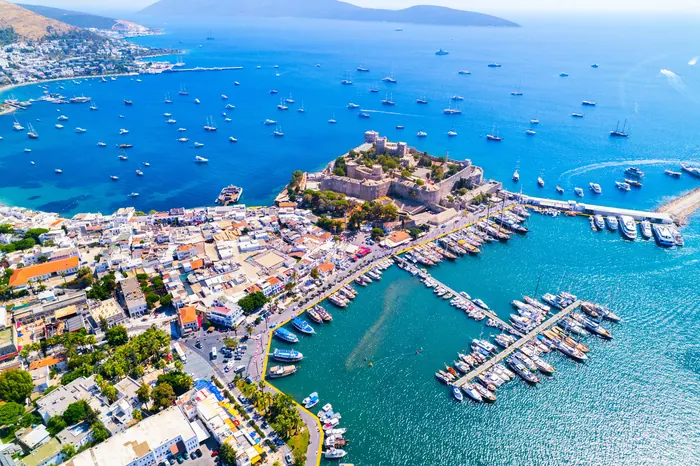 Vacanță charter Bodrum, Turcia – Castelul Sf. Petru și marina cu yachturi.
