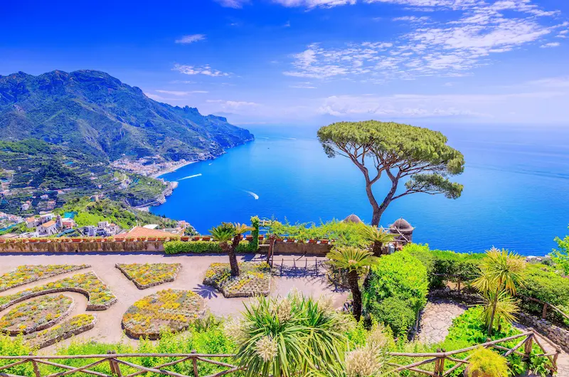 Vacanță charter Coasta Amalfitană, Italia – Panorama Positano cu case colorate pe stâncă deasupra mării.