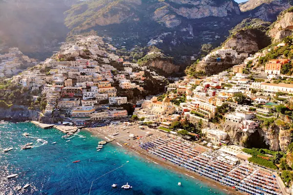 Ghid Coasta Amalfitană — Villa Rufolo din Ravello cu turnuri și grădini spre mare
