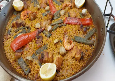 Paella valenciană — sejur charter Costa Blanca