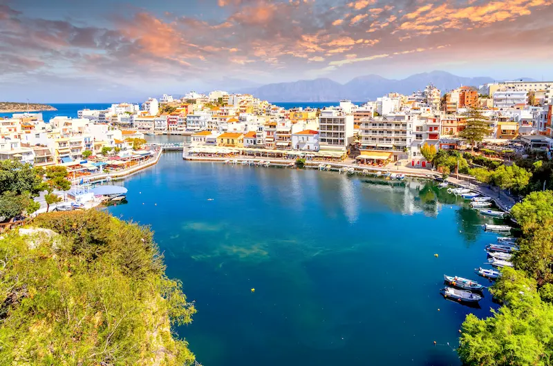 Vacanță charter Creta — Heraklion, Grecia – Agios Nikolaos cu lacul Voulismeni, în estul insulei.