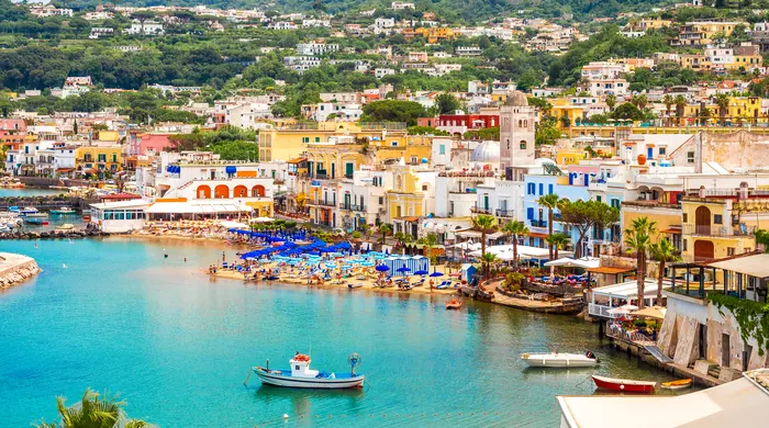 Vacanță charter Ischia, Italia – Lacco Ameno cu Il Fungo (stânca-ciupercă) și port.