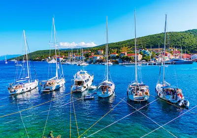 Excursie cu barca la Fiskardo — sejur charter Kefalonia