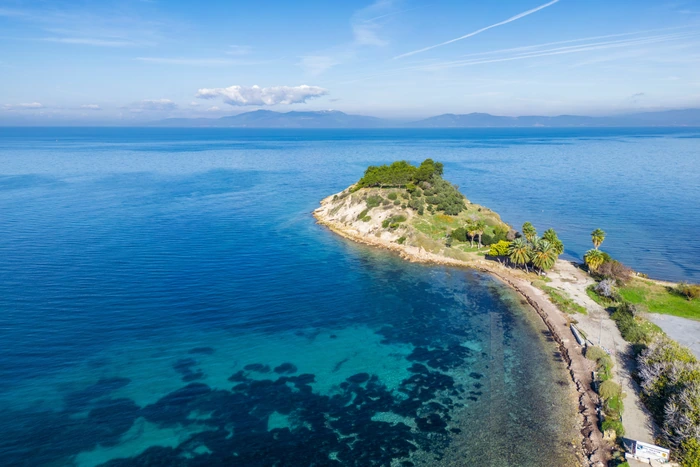 Vacanță charter Kusadasi, Turcia – Coasta cu hoteluri pe stâncă și mare turcoaz.