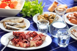 Octopus cu ouzo meze — sejur charter Marea Egee