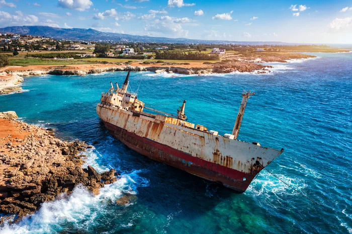 Vacanță charter Paphos, Cipru – Epava Edro III pe coasta cu stânci.