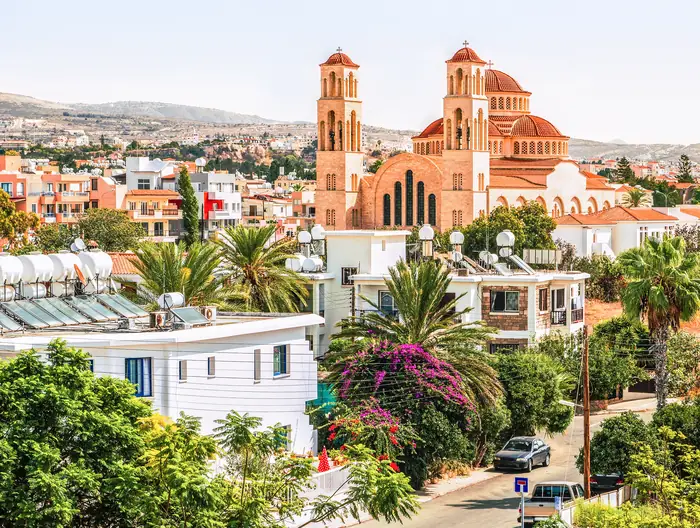 Ghid Paphos — biserica Agioi Anargyroi pe coasta stâncoasă