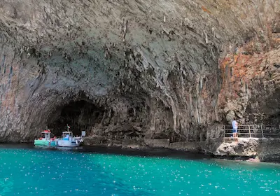 Excursie cu barca în grotele marine — sejur charter Puglia