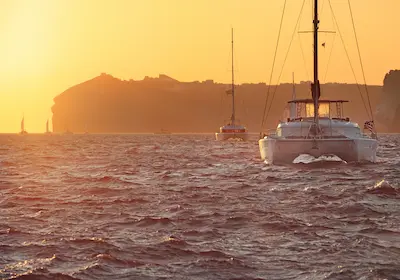 Croazieră catamaran cu apus — sejur charter Santorini