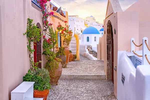Ghid Santorini — Oia — ulicioară cu cupolă