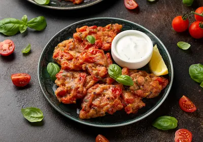 Tomatokeftedes și assyrtiko — sejur charter Santorini