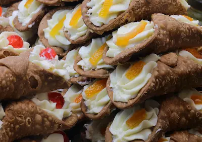 Cannoli siciliani — sejur charter Sicilia