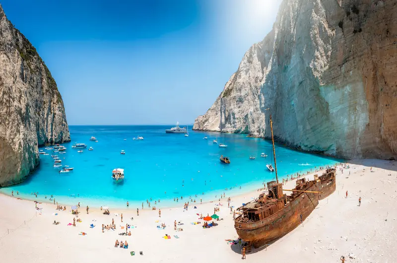 Vacanță charter Zakynthos, Grecia – Navagio Beach — cea mai fotografiată plajă din Grecia.
