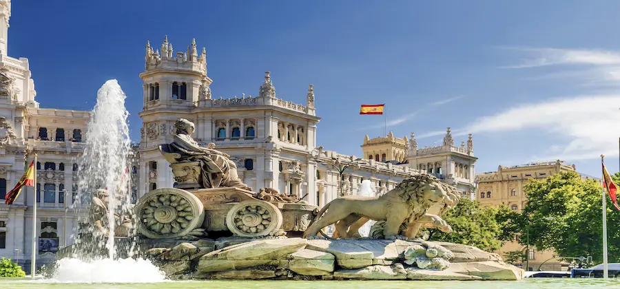 Fântâna Cibeles cu zeița trasă de lei și Palacio de Cibeles în fundal, Madrid Spania - zboruri ieftine