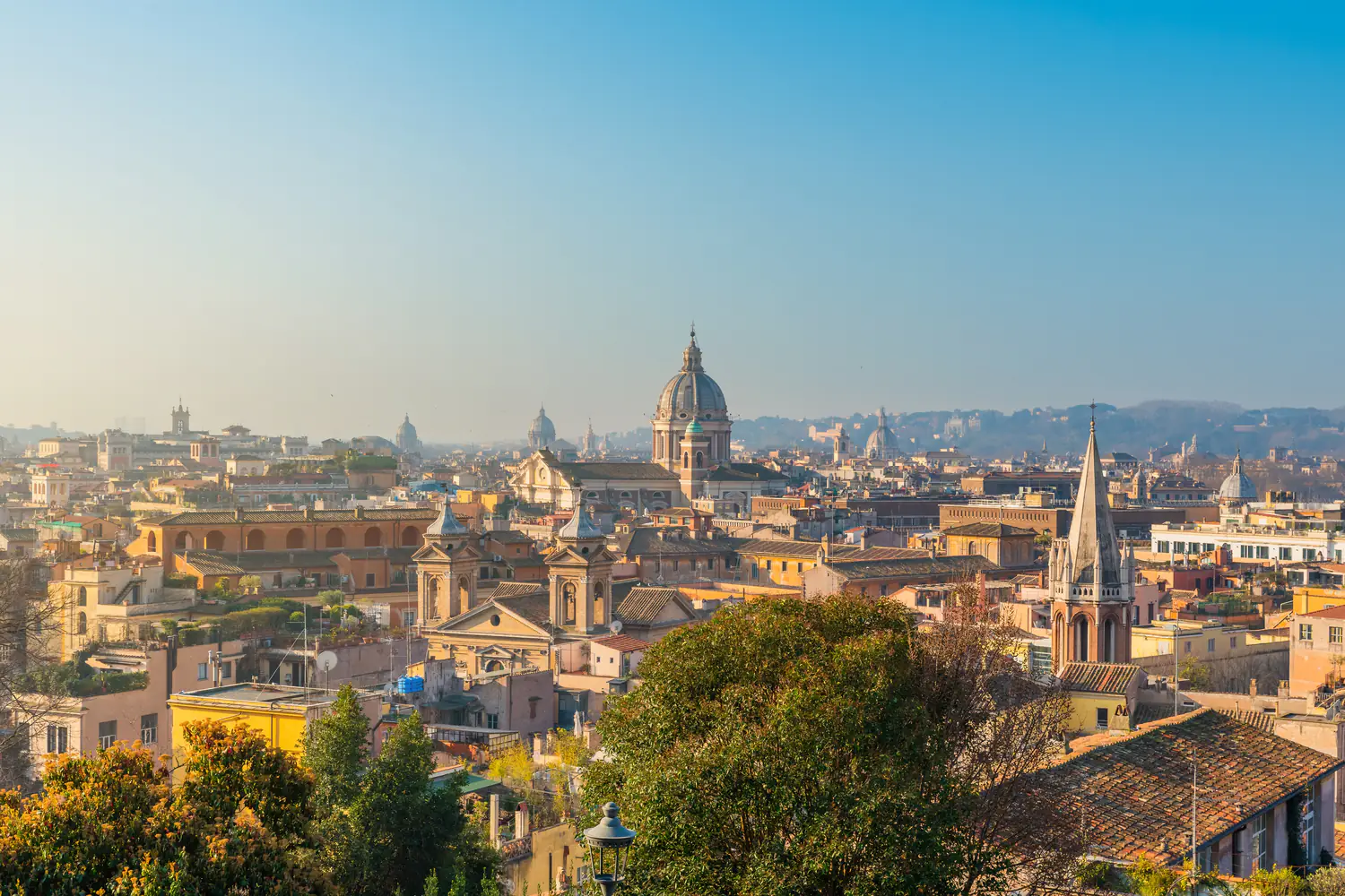 Panorama centrului istoric al Romei cu domuri baroce și acoperișuri din țigle portocalii, Italia - bilete avion