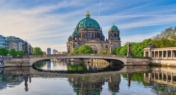 Cupola verde a Berliner Dom oglindită în Spree, perspectivă de pe malul Museum Island Berlin - oferte hoteluri
