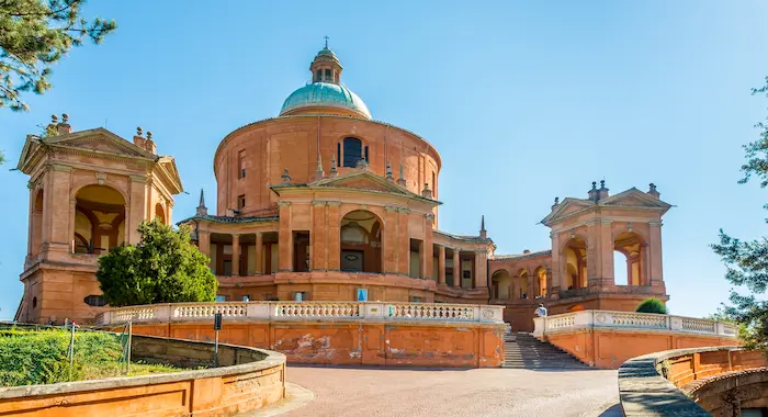 Curte circulară cu terase și balustradă la sanctuarul San Luca, excursie city break Bologna - oferte hoteluri
