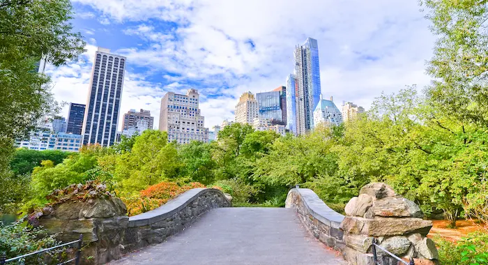 Gapstow Bridge din Central Park cu zgârie-nori Manhattan în depărtare, city break New York - rezervare hoteluri