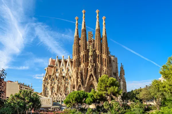 Turnurile bazilicii Sagrada Familia pe cer senin in Barcelona Spania
