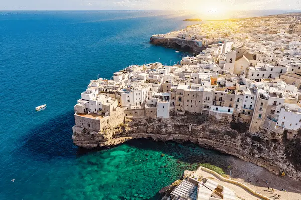 Orasul Polignano a Mare pe stanci deasupra marii cristaline langa Bari Italia