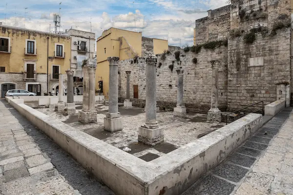 Ruine romane antice cu coloane in centrul istoric al orasului Bari Italia