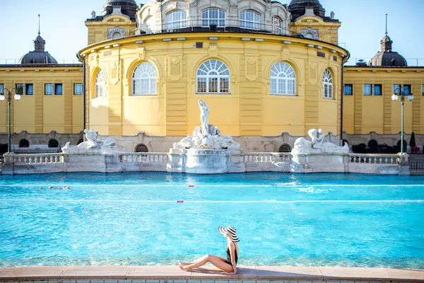 Bazin exterior turcoaz la Baile Szechenyi din Budapesta Ungaria
