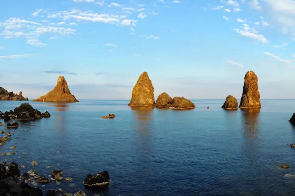 Stancile Faraglioni din Aci Trezza pe coasta Marii Ionice langa Catania Sicilia