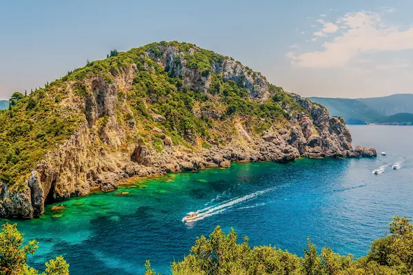 Coasta stancoasa de la Paleokastritsa cu vegetatie si golf turcoaz Corfu Grecia