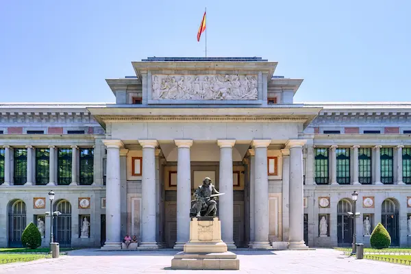 Fatada Muzeului Prado cu statuia lui Velazquez, Madrid, Spania