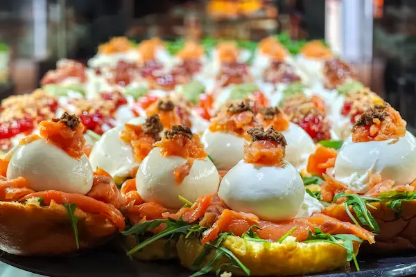 Platou cu tapas spaniole traditionale expuse intr-un bar, Madrid, Spania