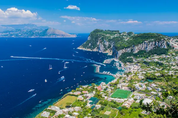 Insula Capri cu portul Marina Grande vazuta de sus, Italia