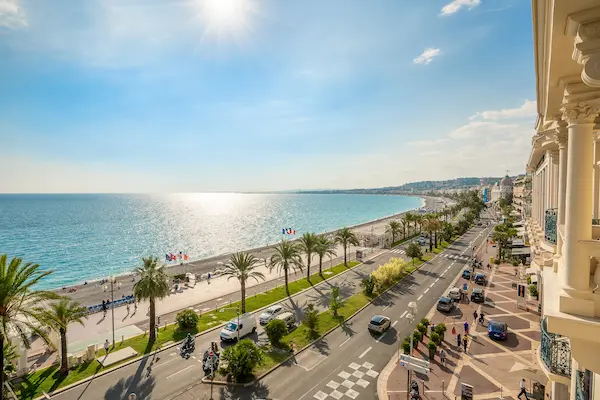 Promenade des Anglais si plaja cu palmieri intr-o zi insorita, Nisa, Franta