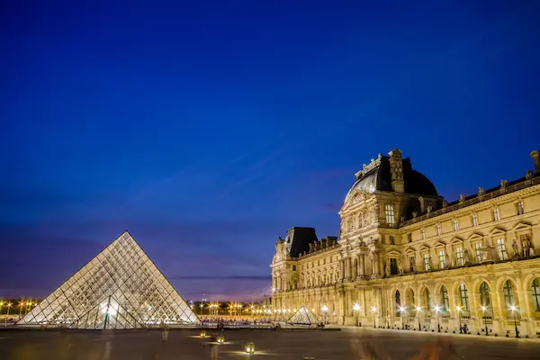 Piramida de sticla si Palatul Luvru iluminate pe timp de noapte, Paris, Franta