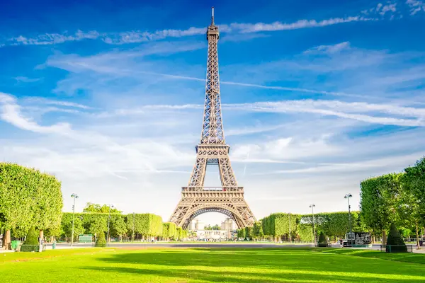Turnul Eiffel vazut de pe Champ de Mars intr-o zi insorita, Paris, Franta