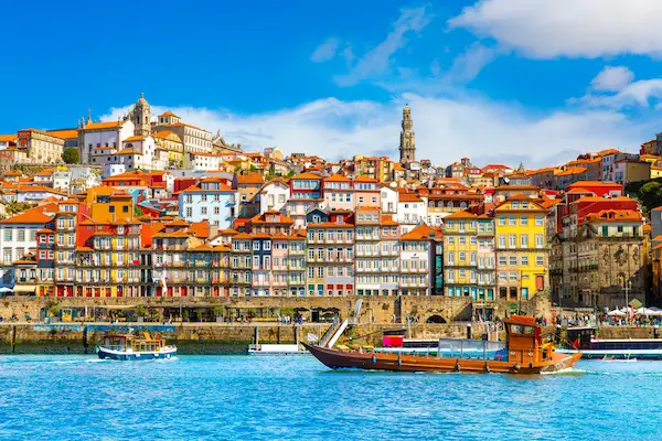 Cartierul istoric Ribeira cu case colorate pe malul raului Douro, Porto, Portugalia