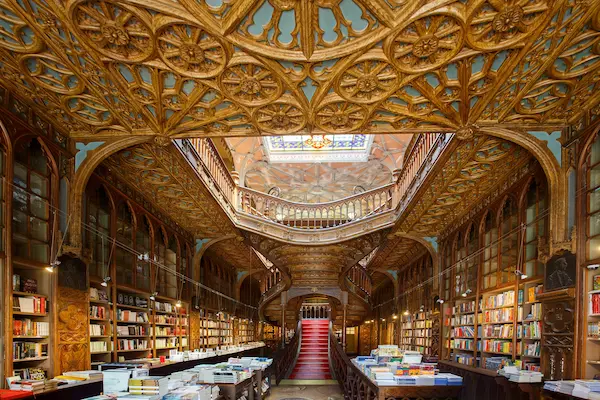 Interiorul libraririei Lello cu scara rosie si tavan sculptat, Porto, Portugalia