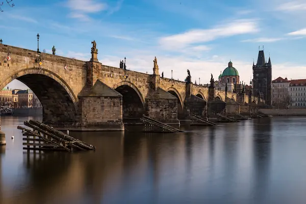 Podul Carol cu arcade de piatra si statui peste raul Vltava, Praga, Cehia