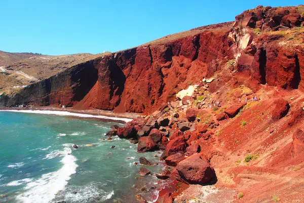 Plaja Rosie cu stanci vulcanice de culoare rosu-inchis si mare turcoaz, Santorini, Grecia