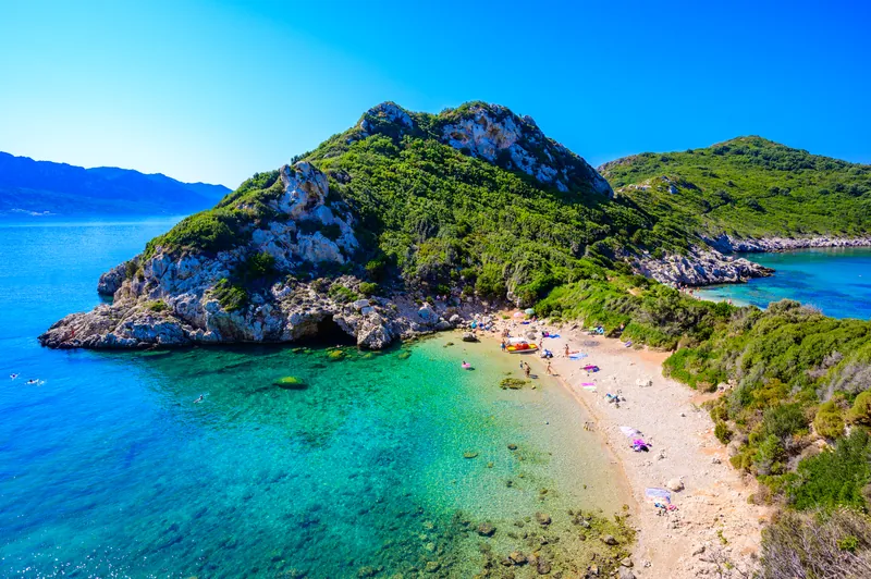 Vacanță charter Corfu — apă turcoaz și golfuri ascunse